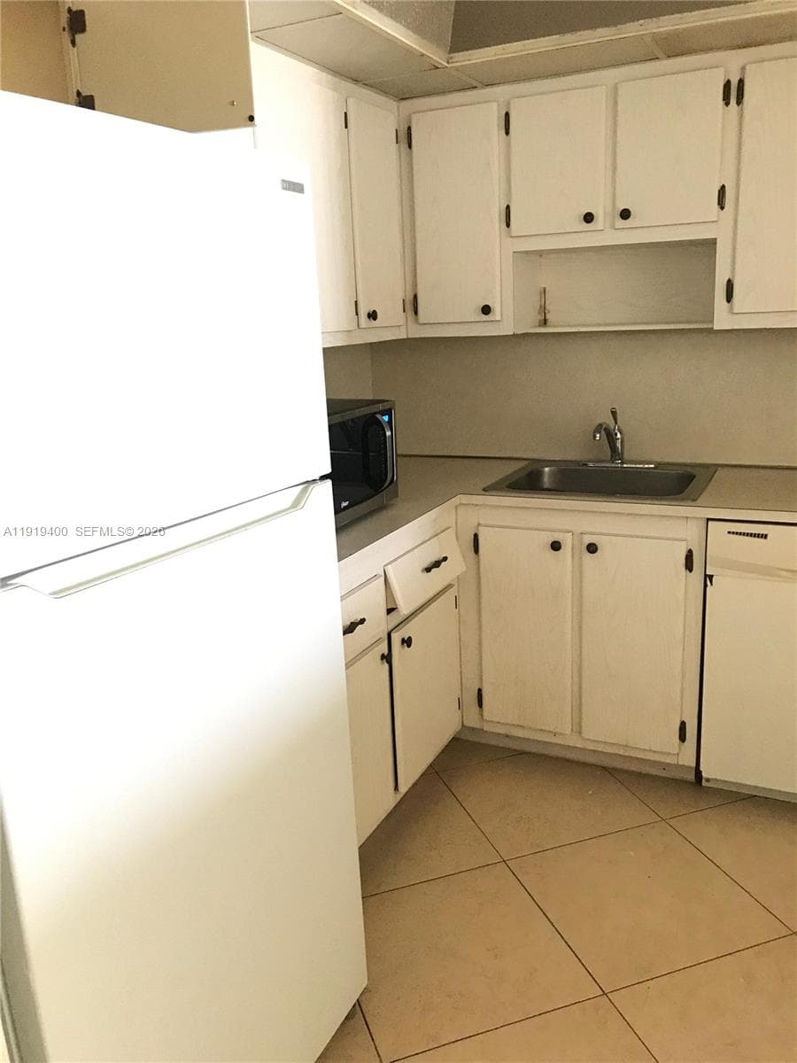 WOODSIDE APTS CONDO · #631 in North Miami Beach - Photo 9