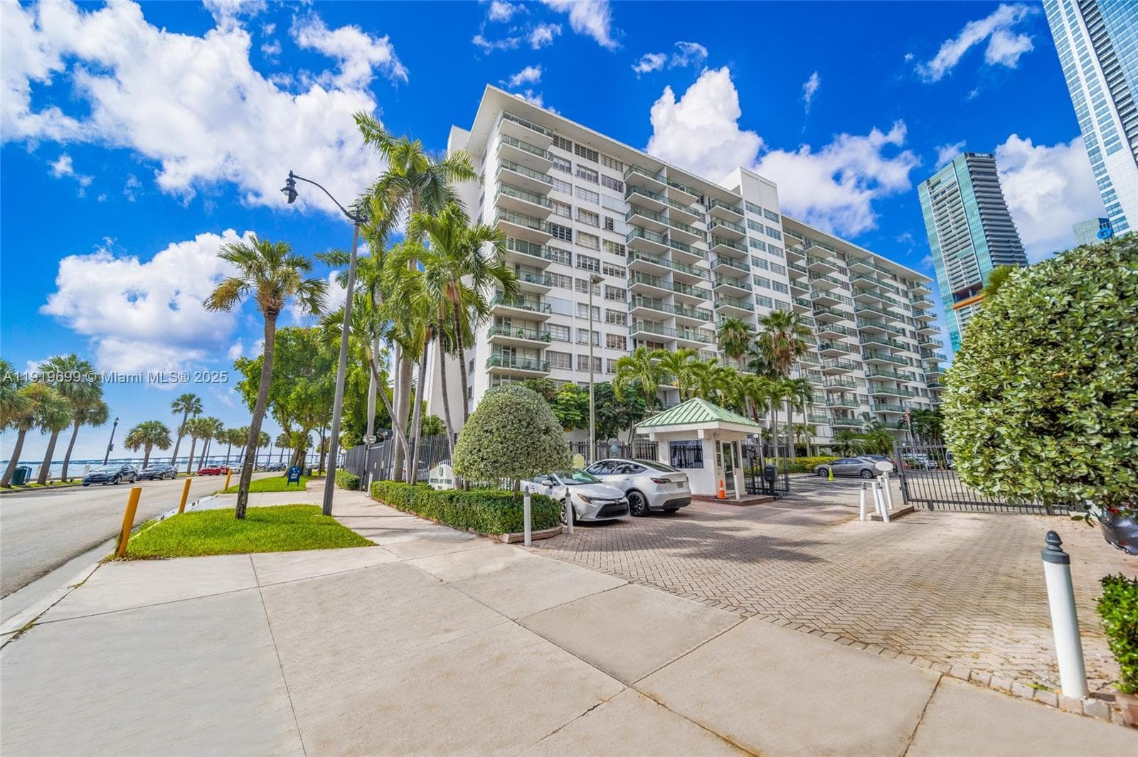 BRICKELL BAY TOWER CONDO · #612 in Miami - Photo 3