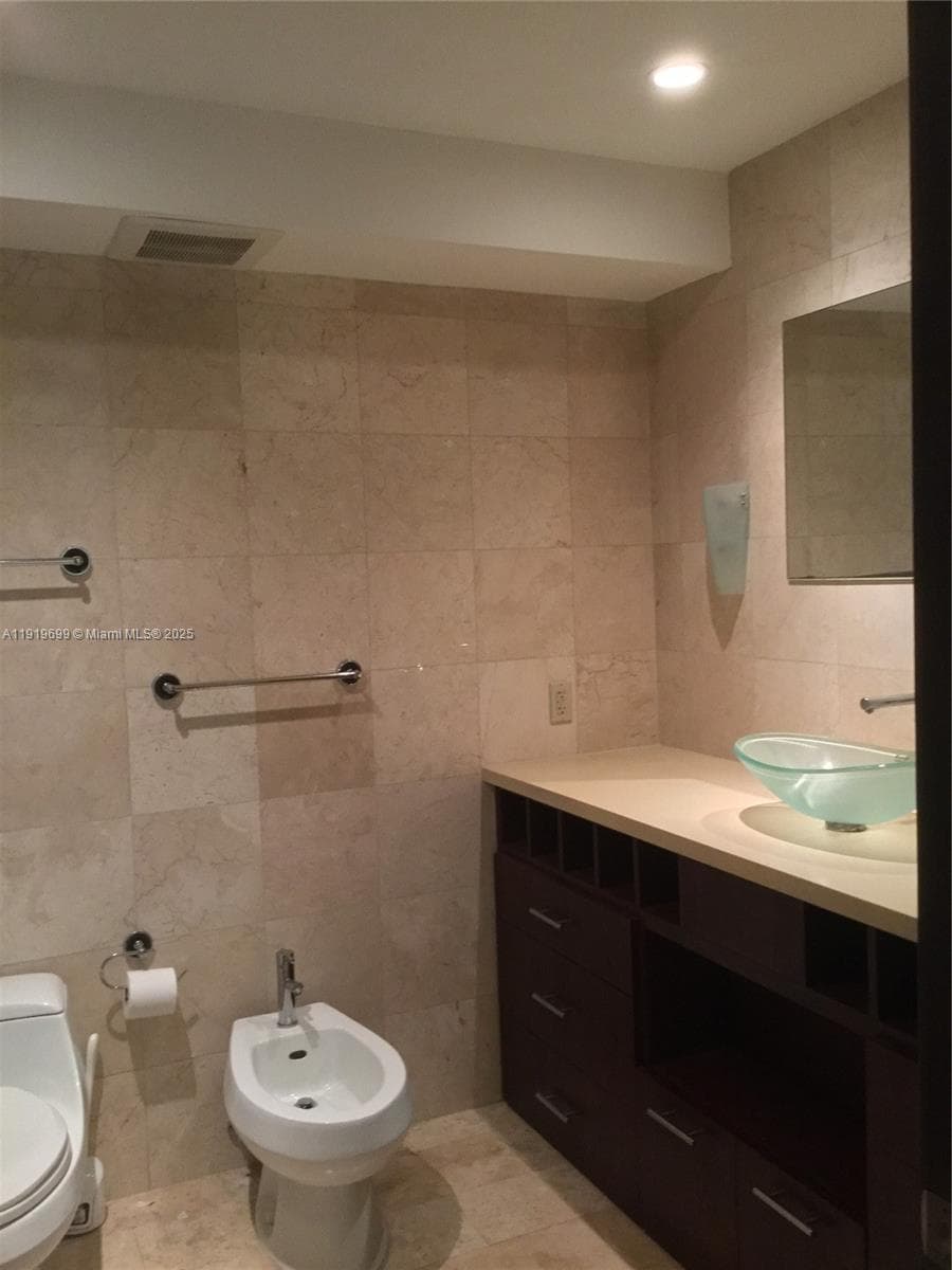 BRICKELL BAY TOWER CONDO · #612 in Miami - Photo 18