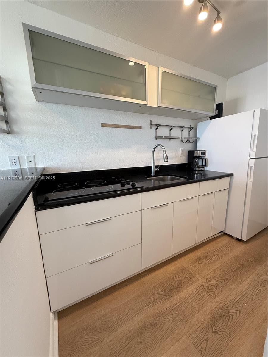 ISLANDER CONDO APTS · #505 in Miami Beach - Photo 18