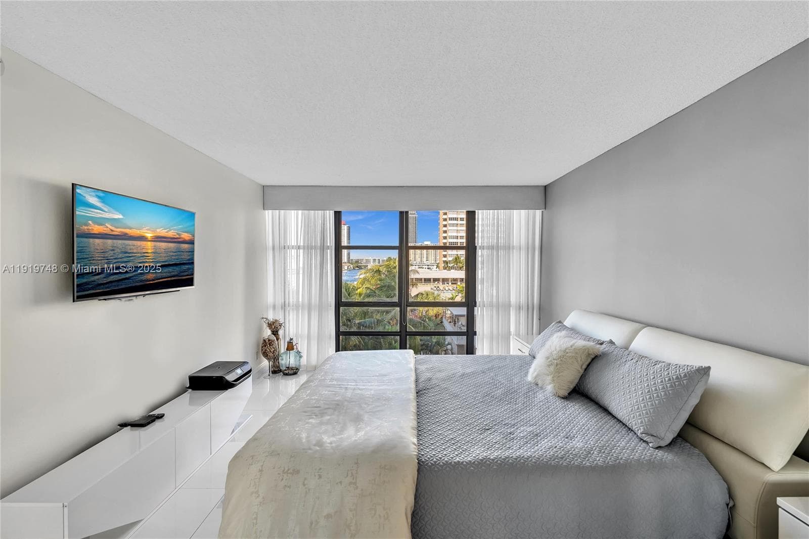 AVANT GARDE CONDO · #409 in Hallandale Beach - Photo 32