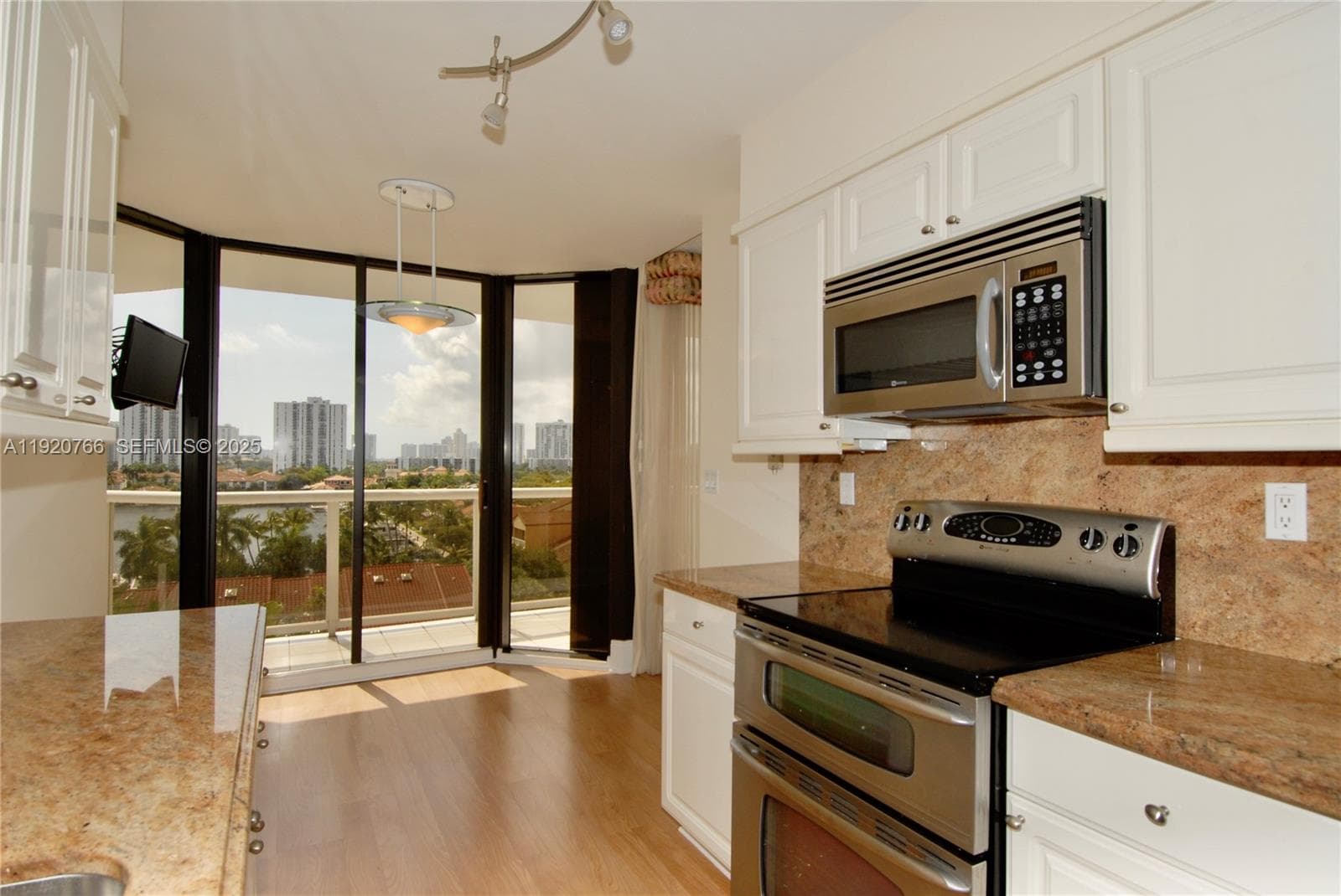 HARBOR TWS AT THE WATERWA · #1204 in Aventura - Photo 18