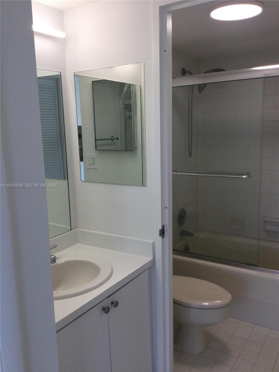 OLYMPUS CONDO · #M16 in Hallandale Beach - Photo 13