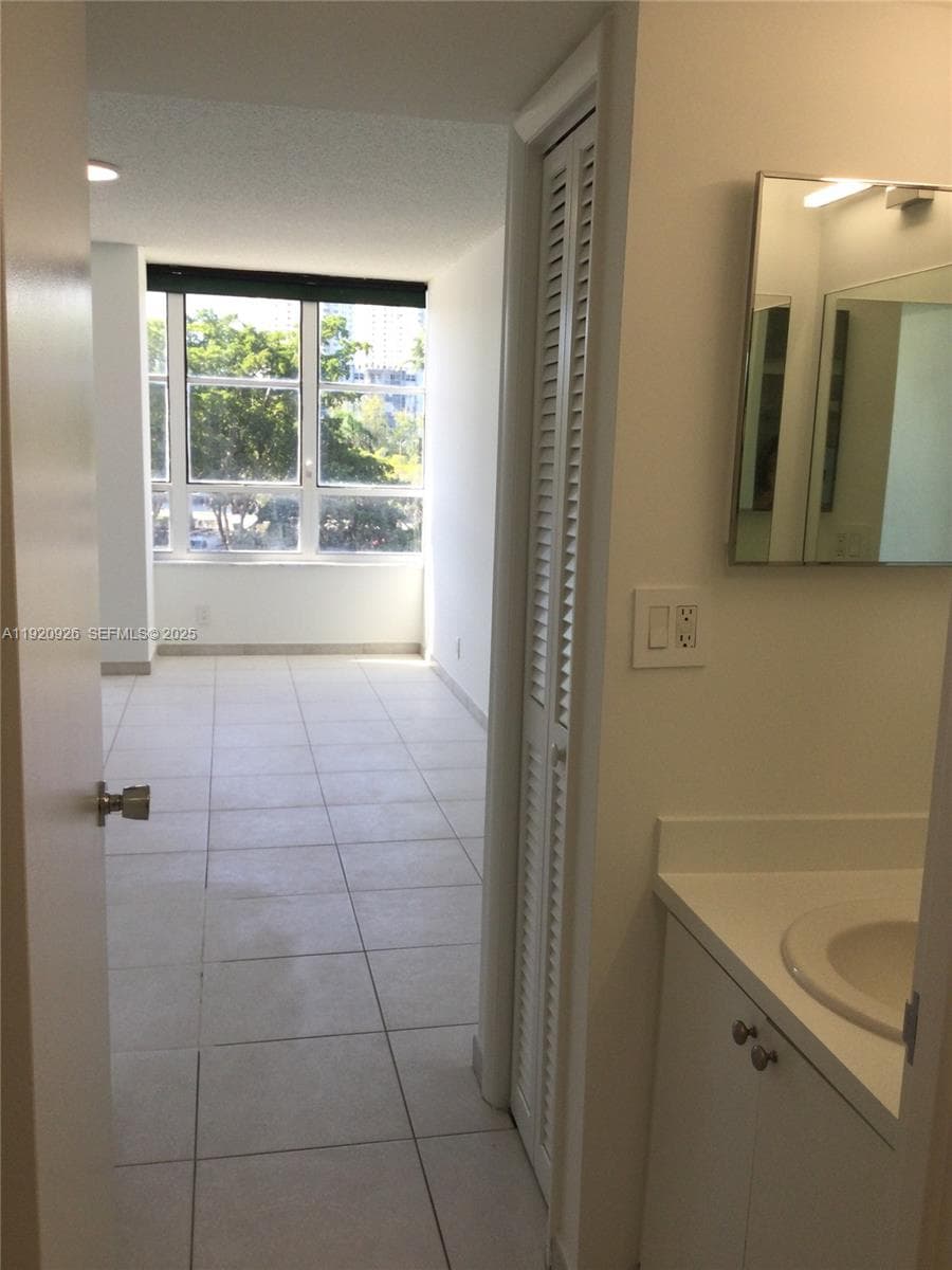 OLYMPUS CONDO · #M16 in Hallandale Beach - Photo 12