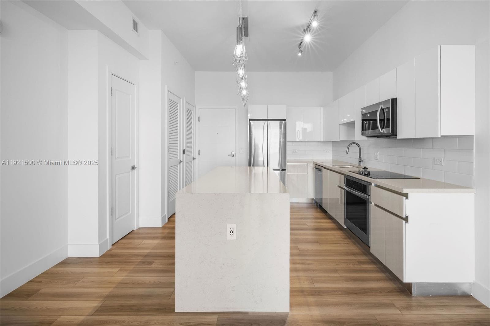 Mondrian Resindences · #2507 in Hallandale Beach - Photo 10