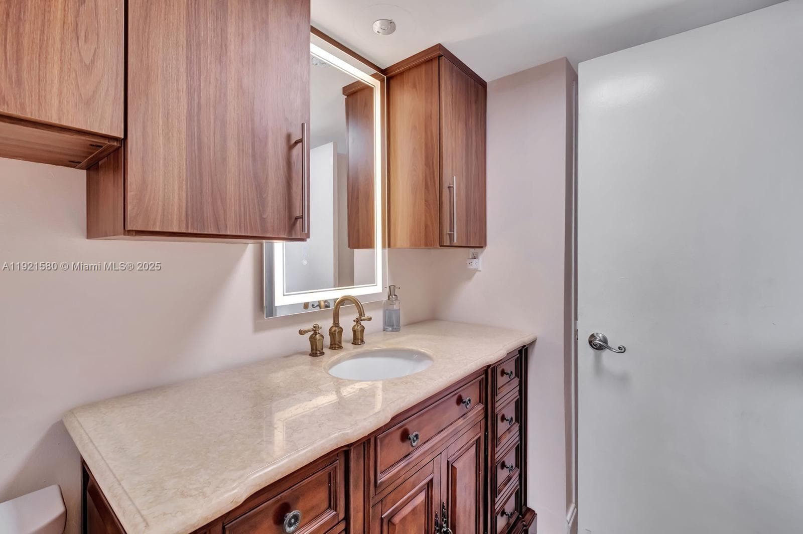 THE CARRIAGE HOUSE · #340 in Miami Beach - Photo 47