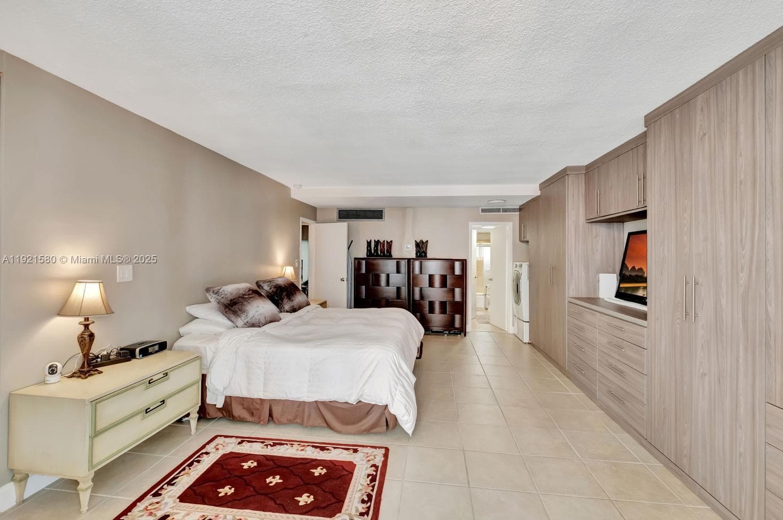 THE CARRIAGE HOUSE · #340 in Miami Beach - Photo 37