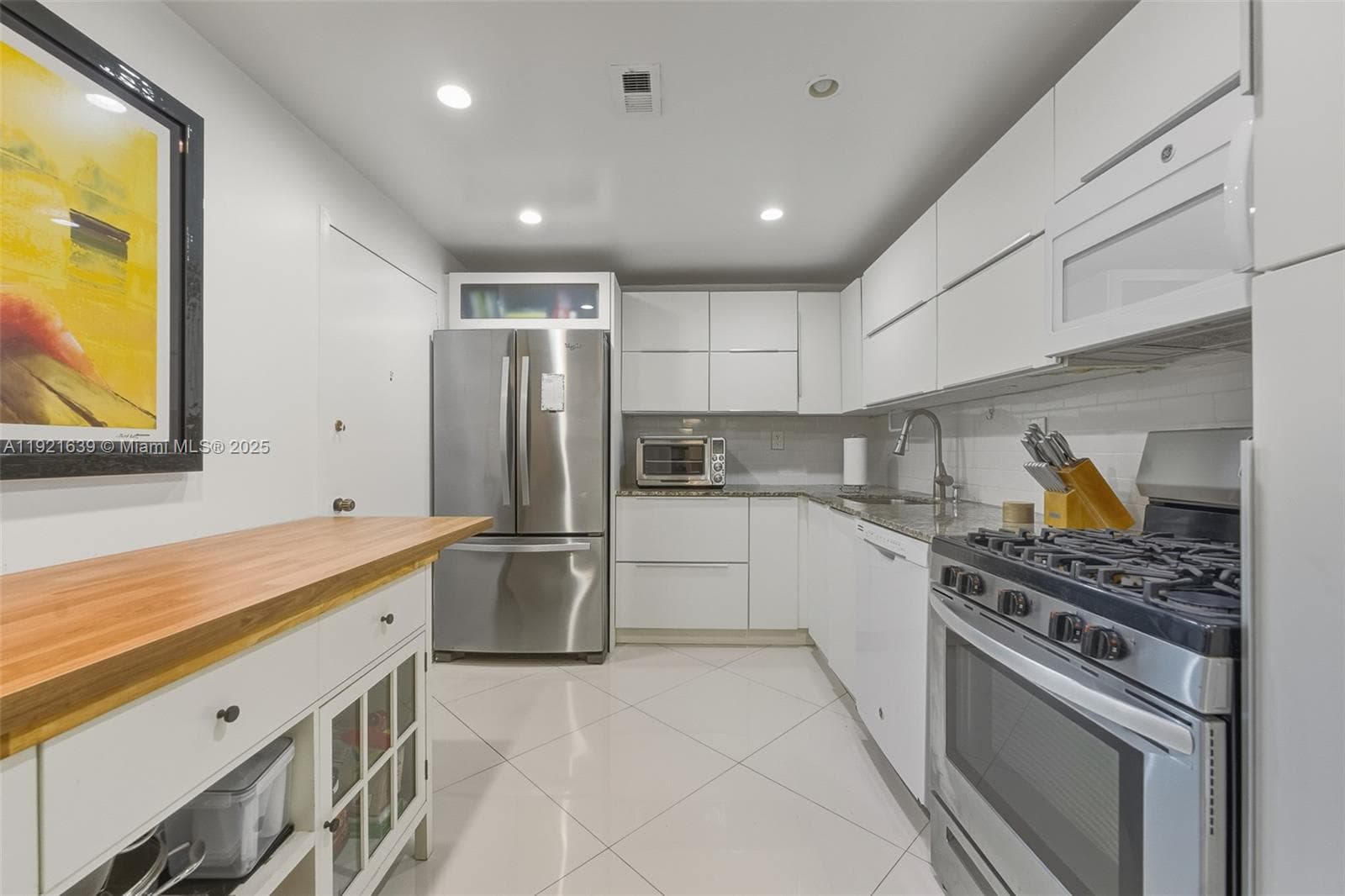 PARKER PLAZA · #1810 in Hallandale Beach - Photo 3