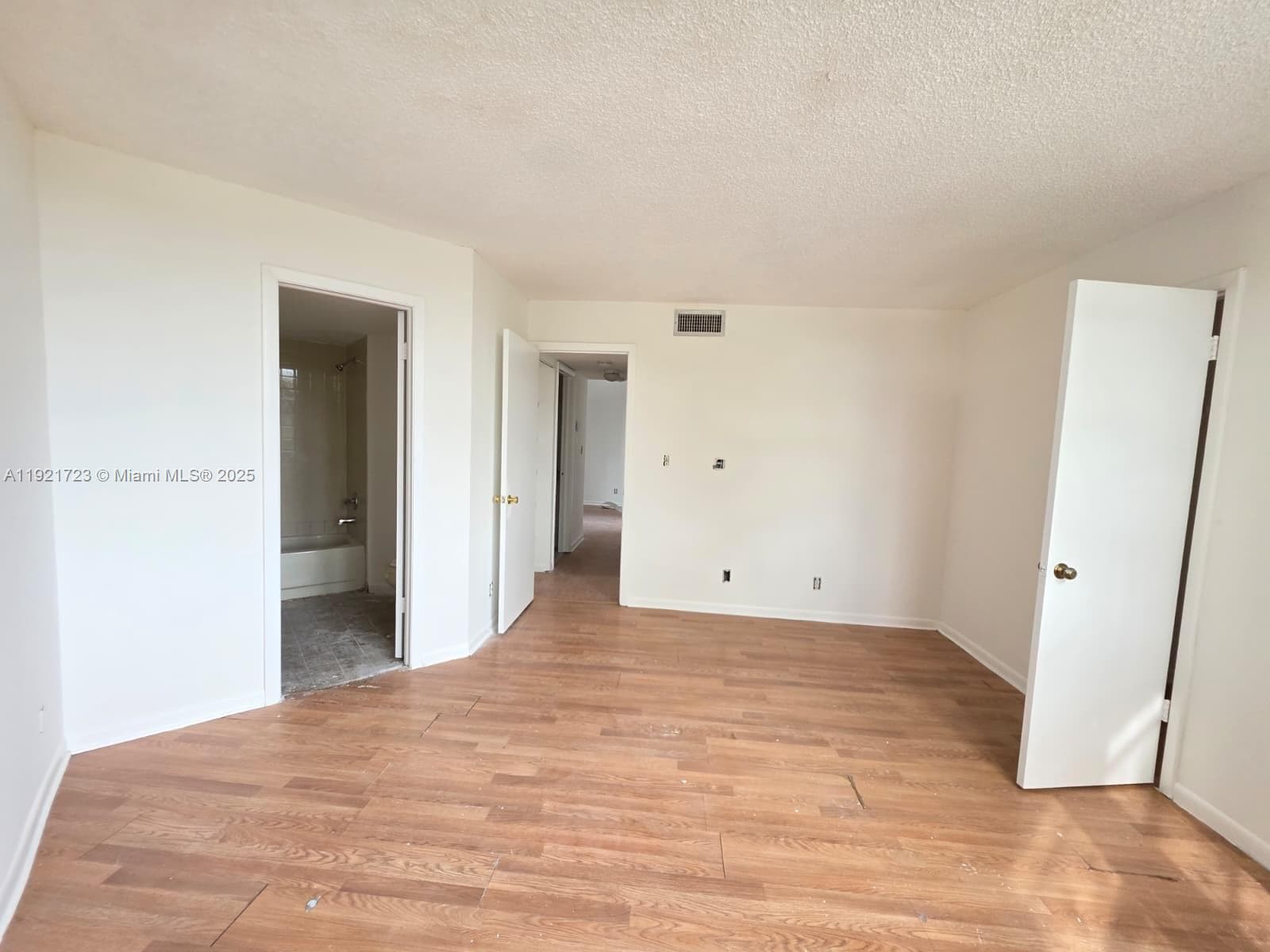 LAKE POINTE CONDOMINIUM · #304 in Oakland Park - Photo 5