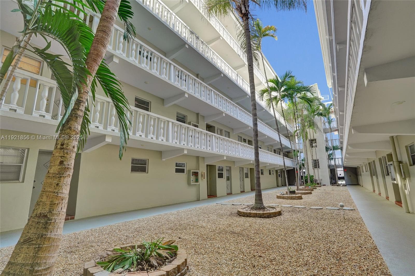 THIRD GULFSTREAM GARDEN · #404E in Hallandale Beach - Photo 42