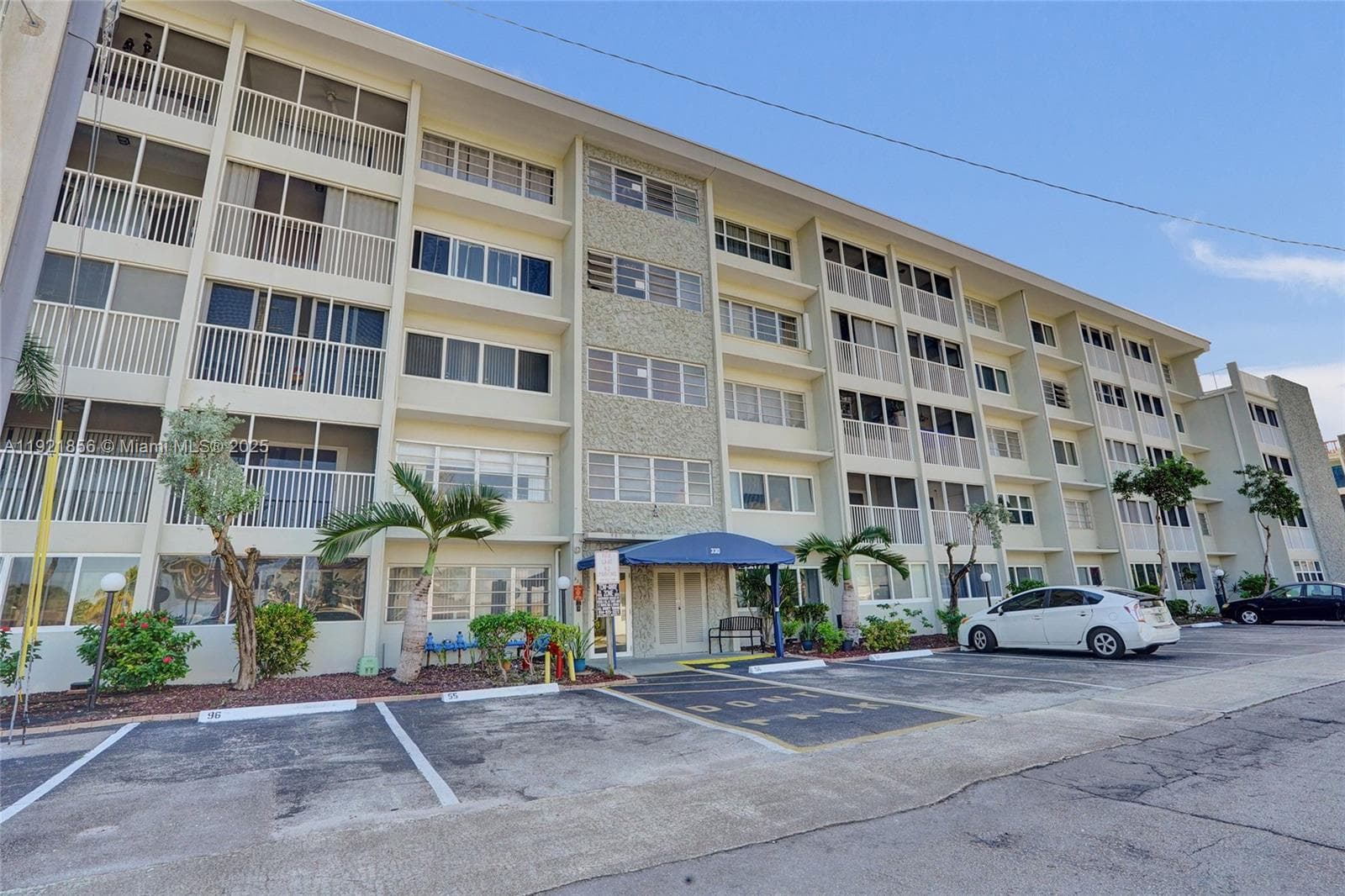 THIRD GULFSTREAM GARDEN · #404E in Hallandale Beach - Photo 35