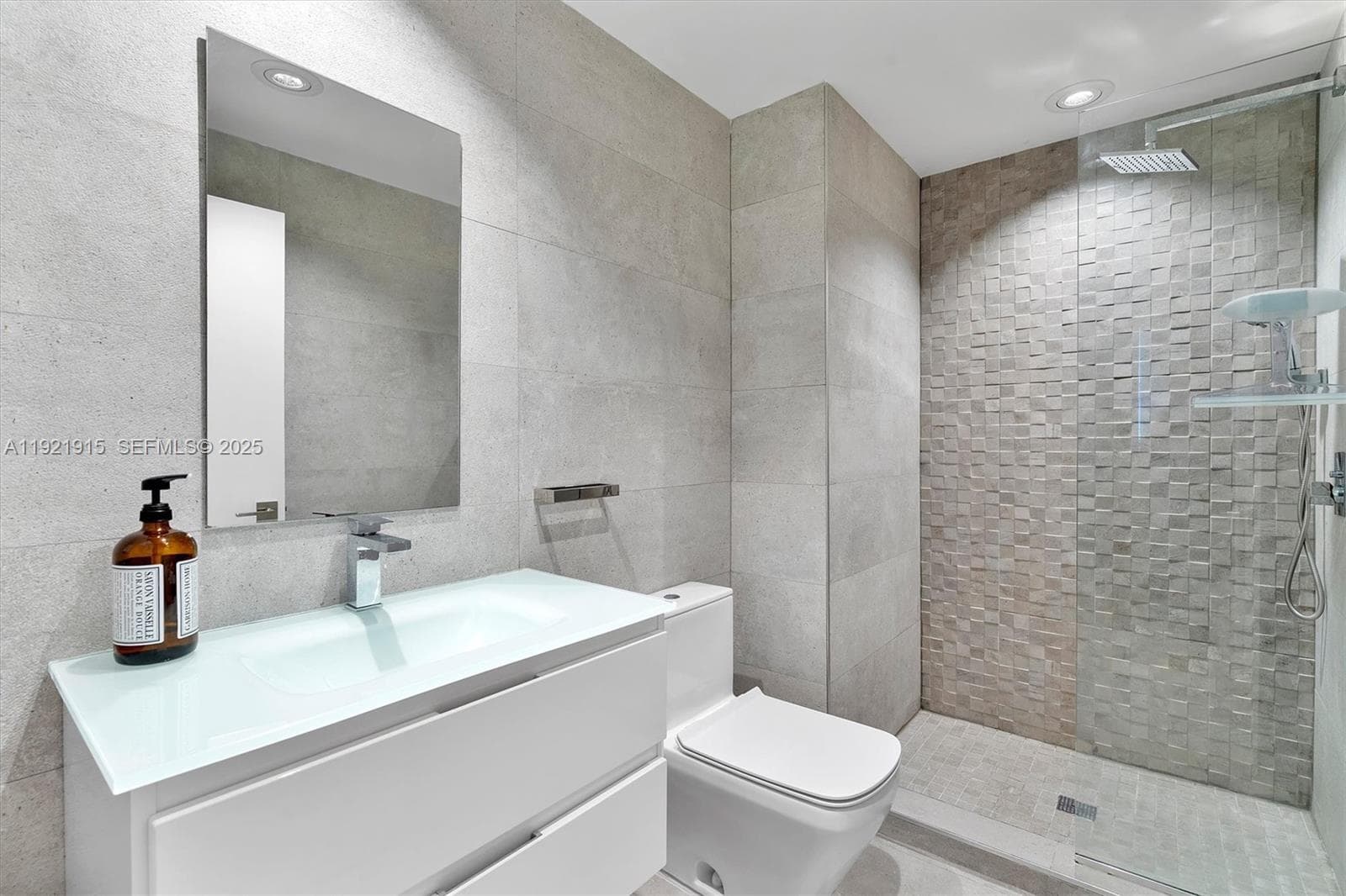 Guest full bathroom