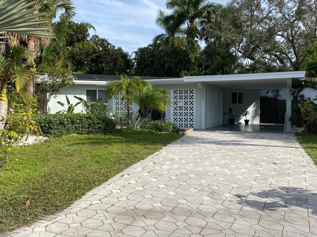 204 SW 19th Ave photo 1