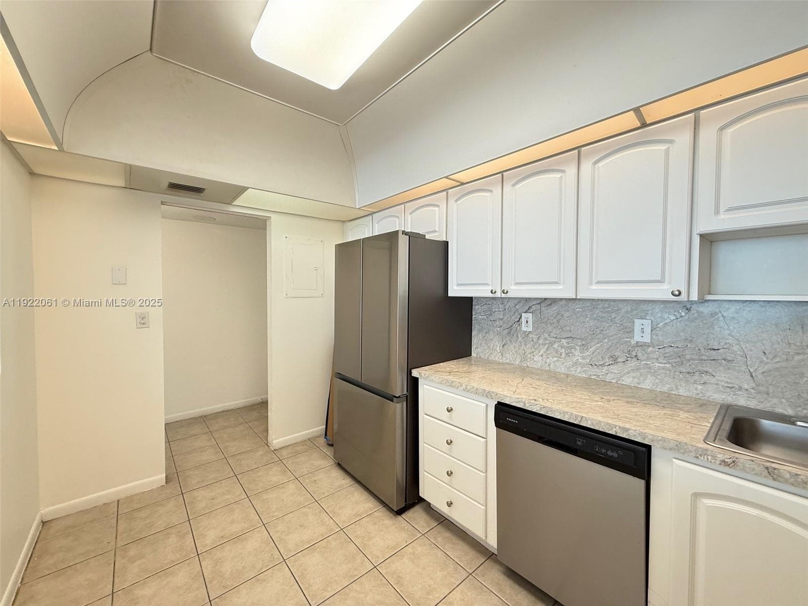 OCEANVIEW BUILDING B COND · #602 in Sunny Isles Beach - Photo 4