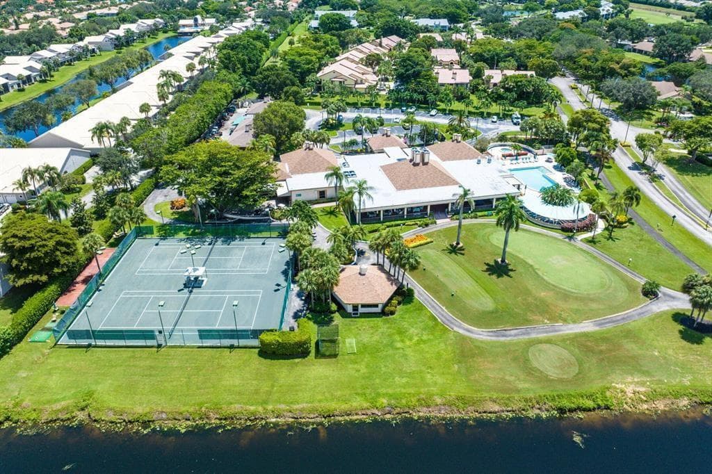 clubhouse/pool/tennis/pickleball