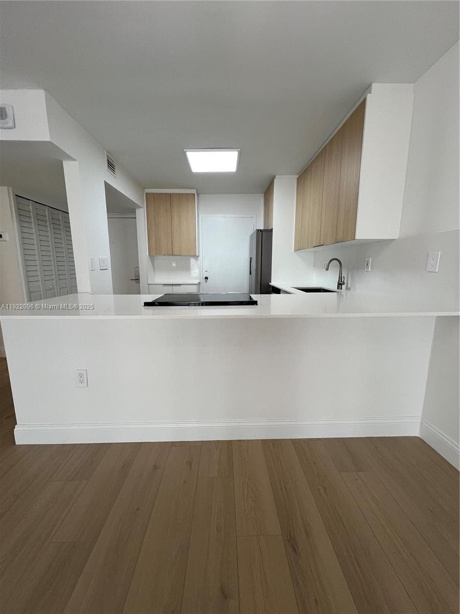 OCEAN POINT CONDO · #523 in Miami Beach - Photo 7