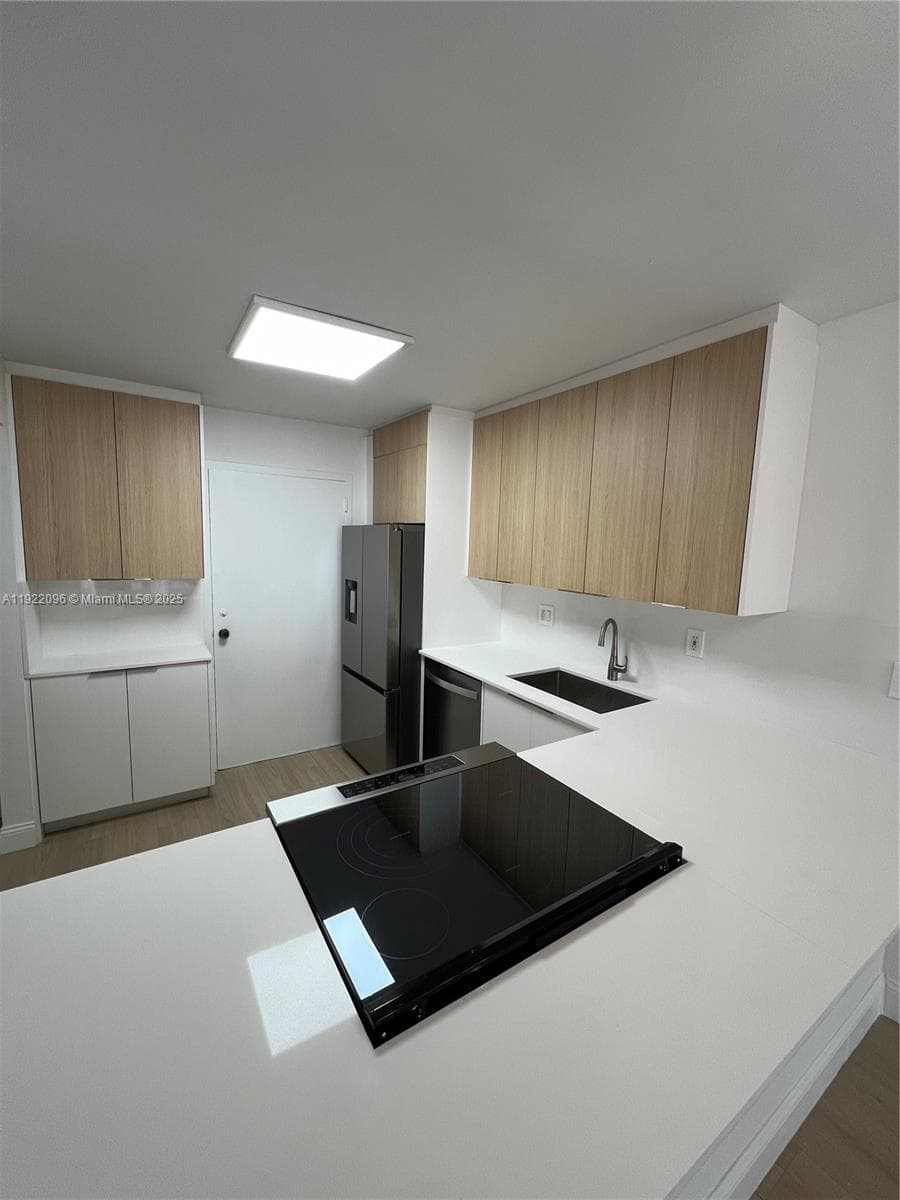 OCEAN POINT CONDO · #523 in Miami Beach - Photo 9