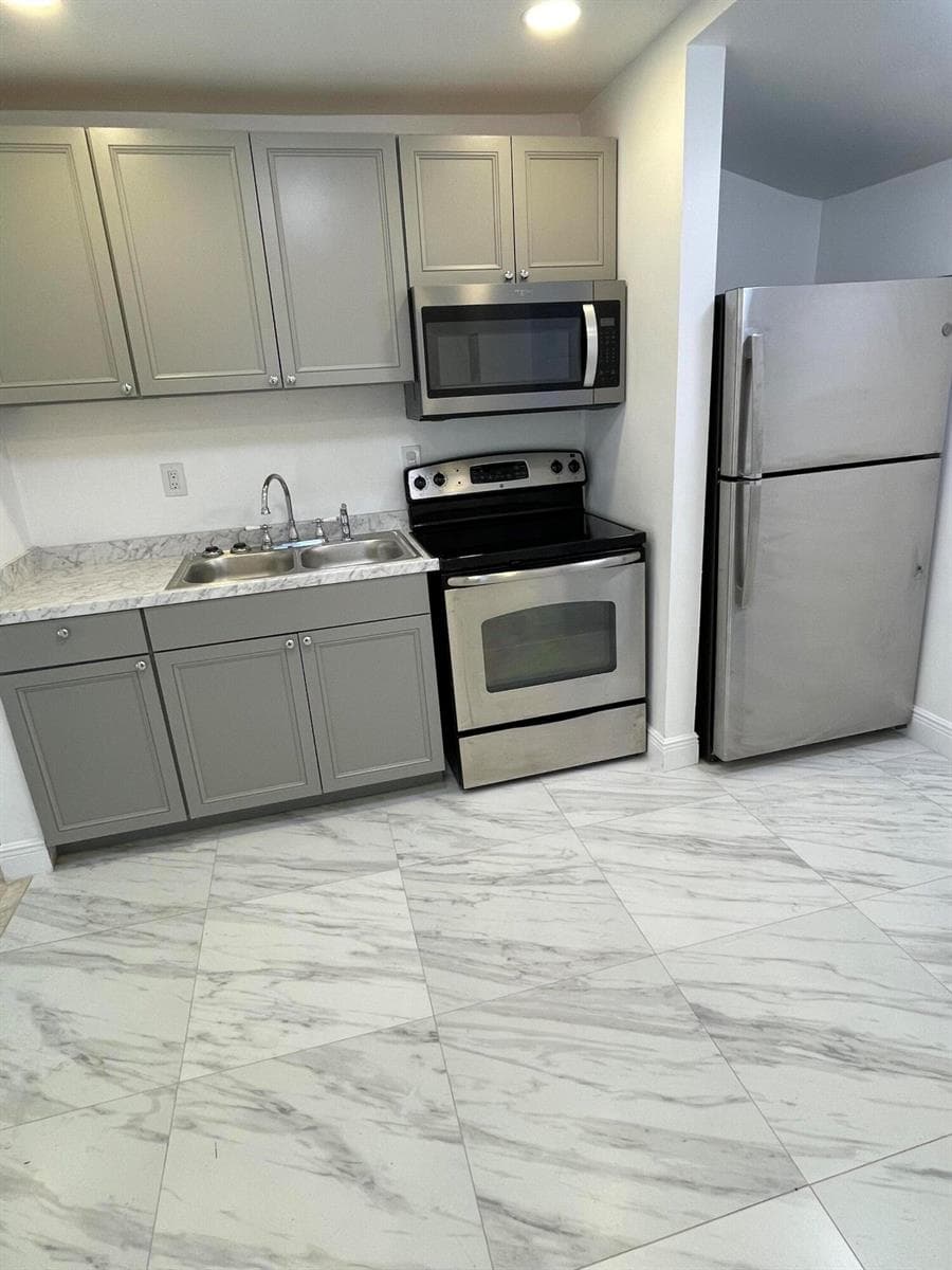 908 W 5th St. Riviera Beach Fl, 33404 9