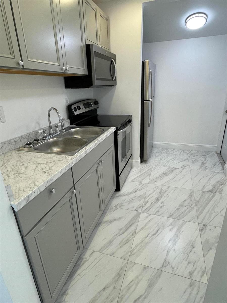 908 W 5t St. Riviera Beach Fl,33404 Kitc