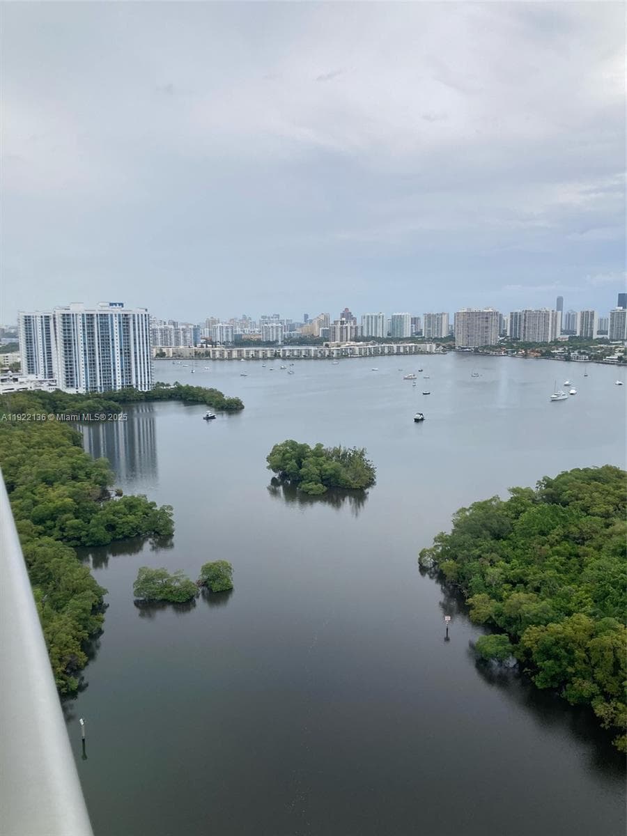 THE HARBOUR SOUTH CONDO · #2418 in North Miami Beach - Photo 2