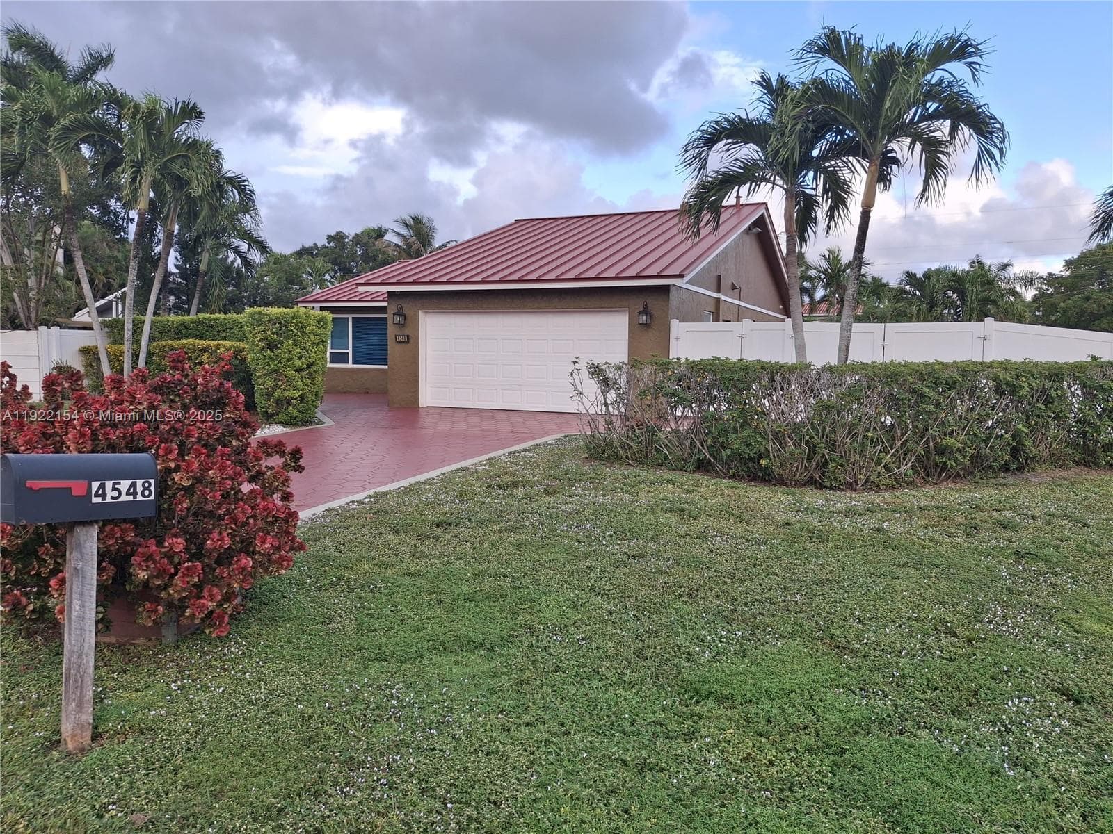 4548 SW 28th Way photo 2
