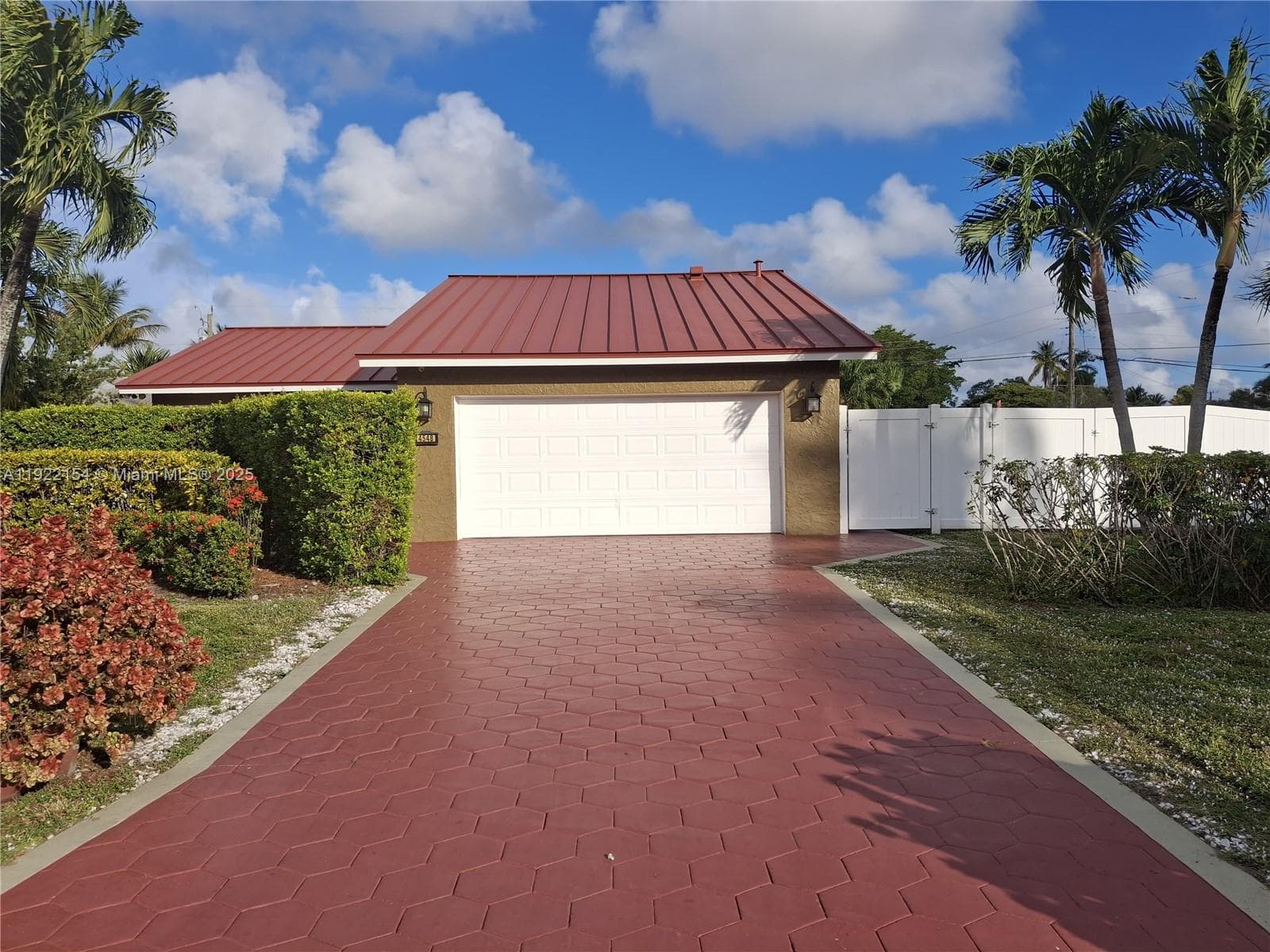 4548 SW 28th Way photo 4