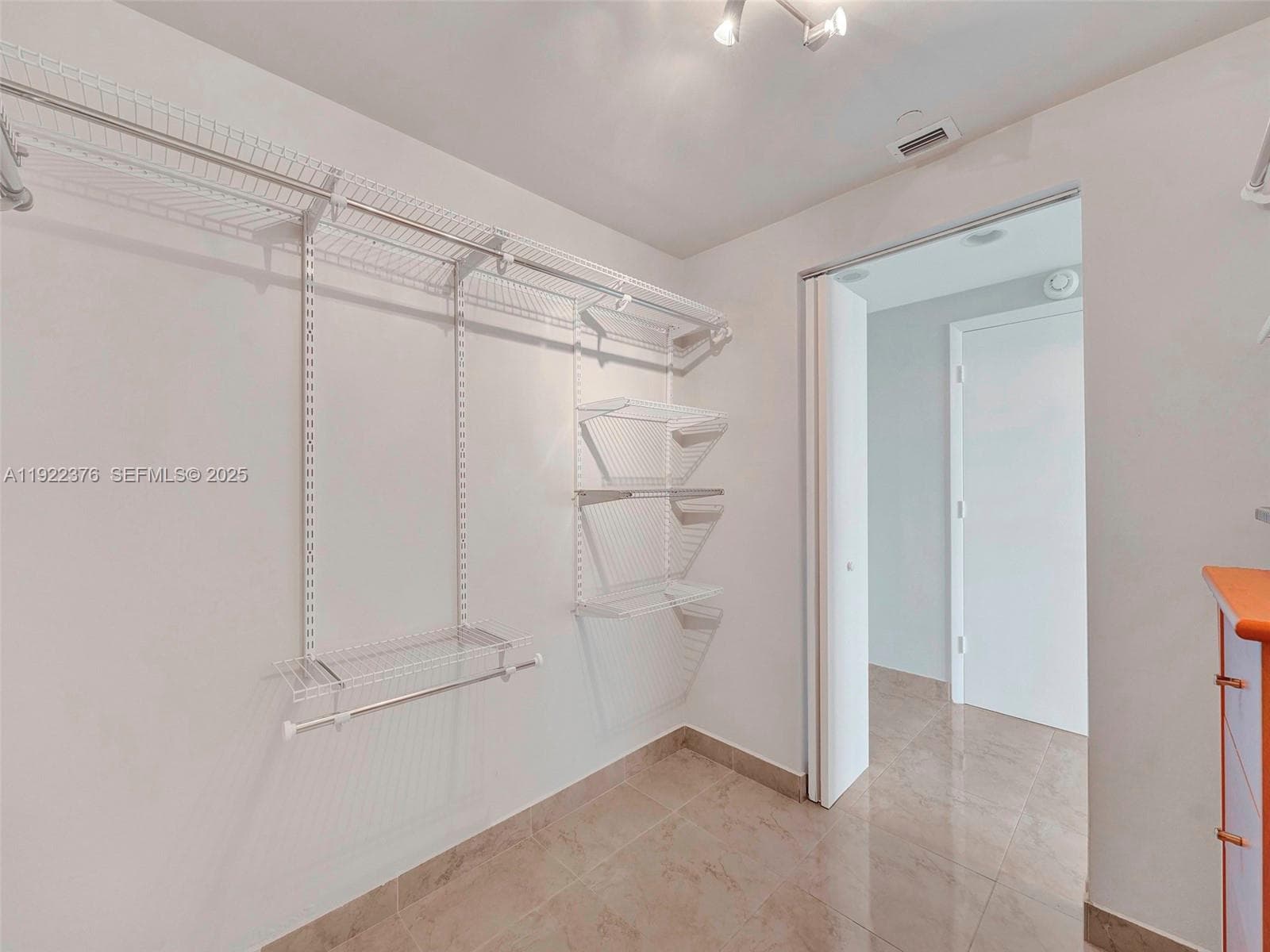 Walking Closet Big Dimension's