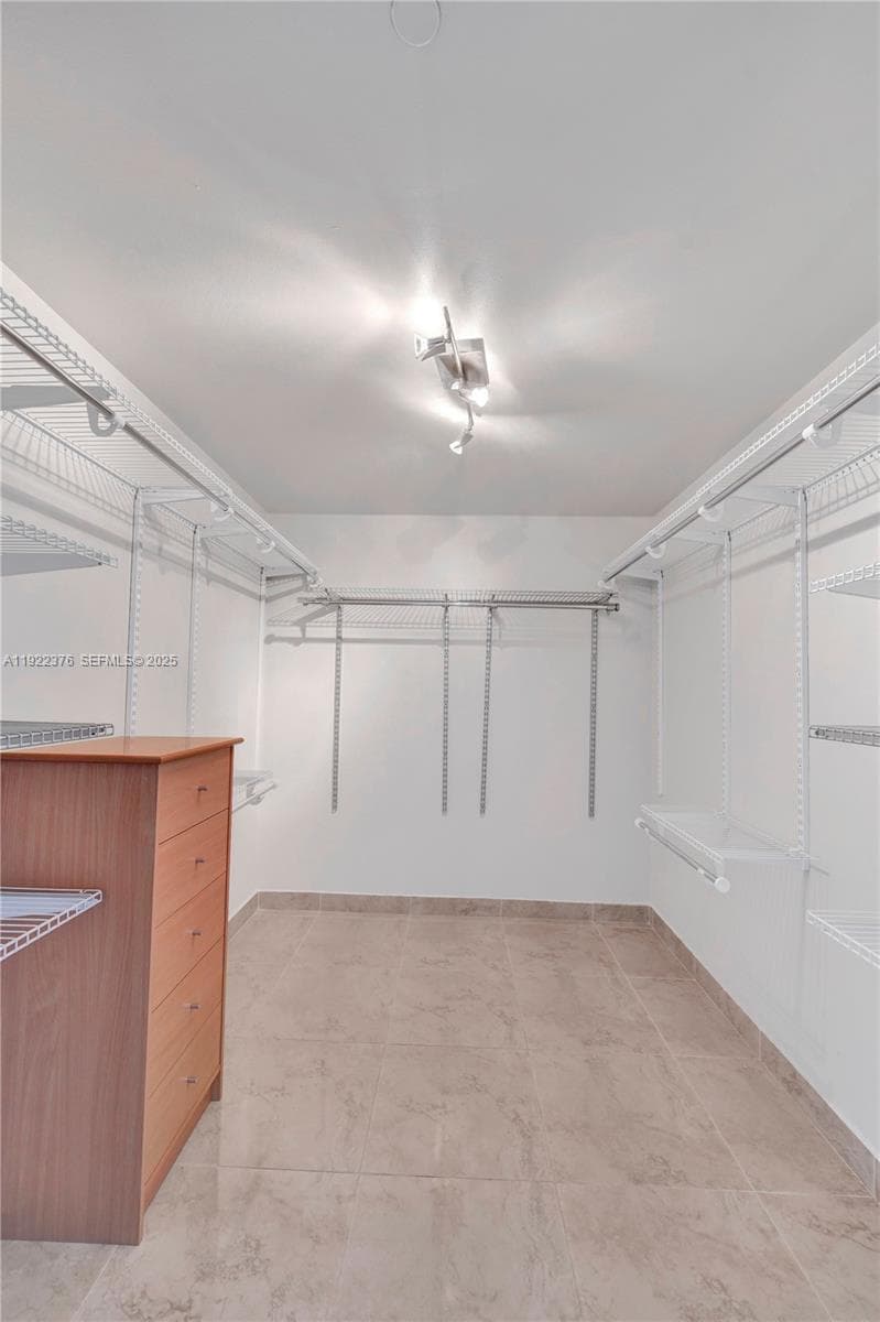 Walking Closet Big Dimension's