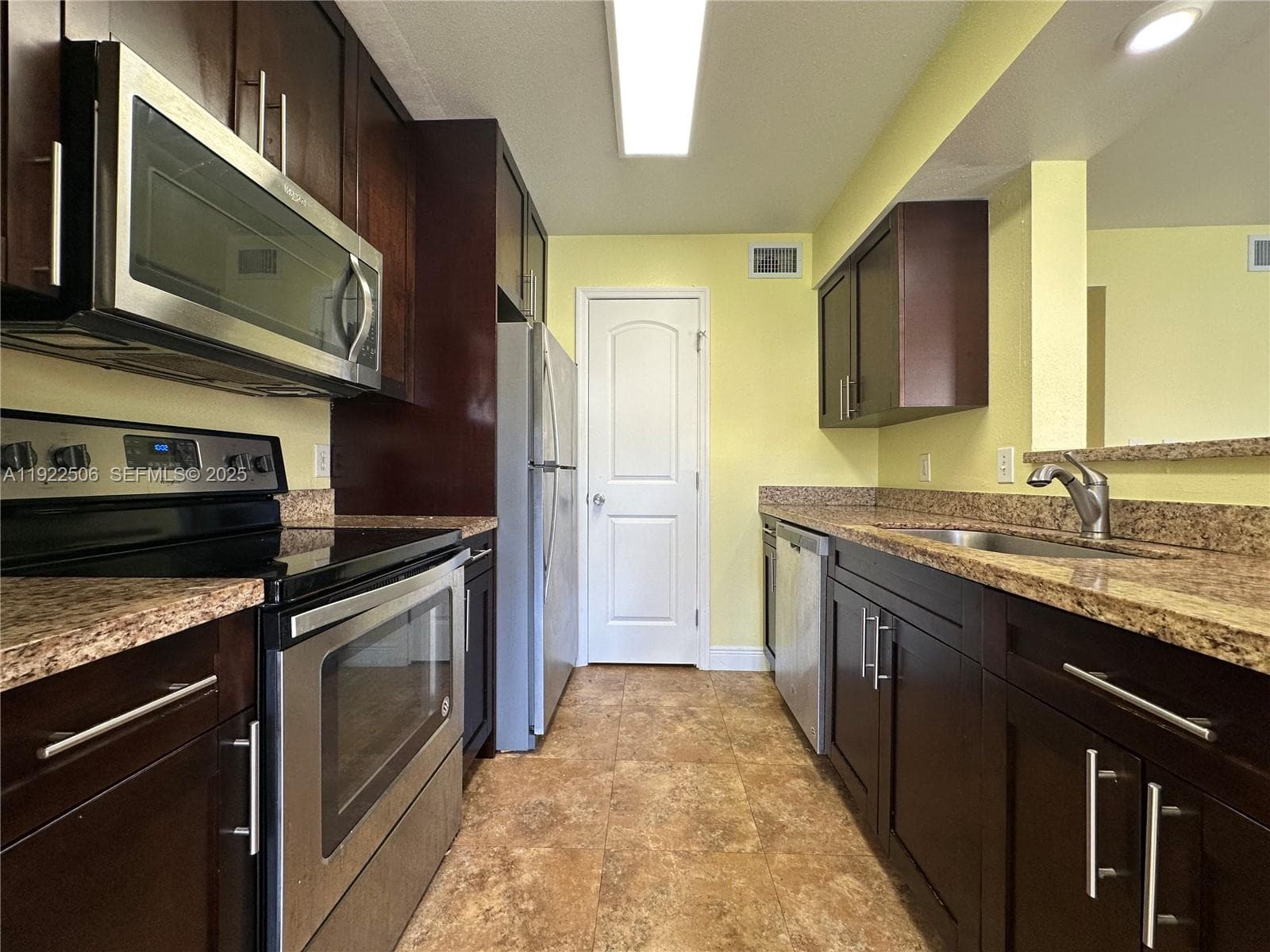 SAILBOAT POINTE CONDO · #2209 in Oakland Park - Photo 18