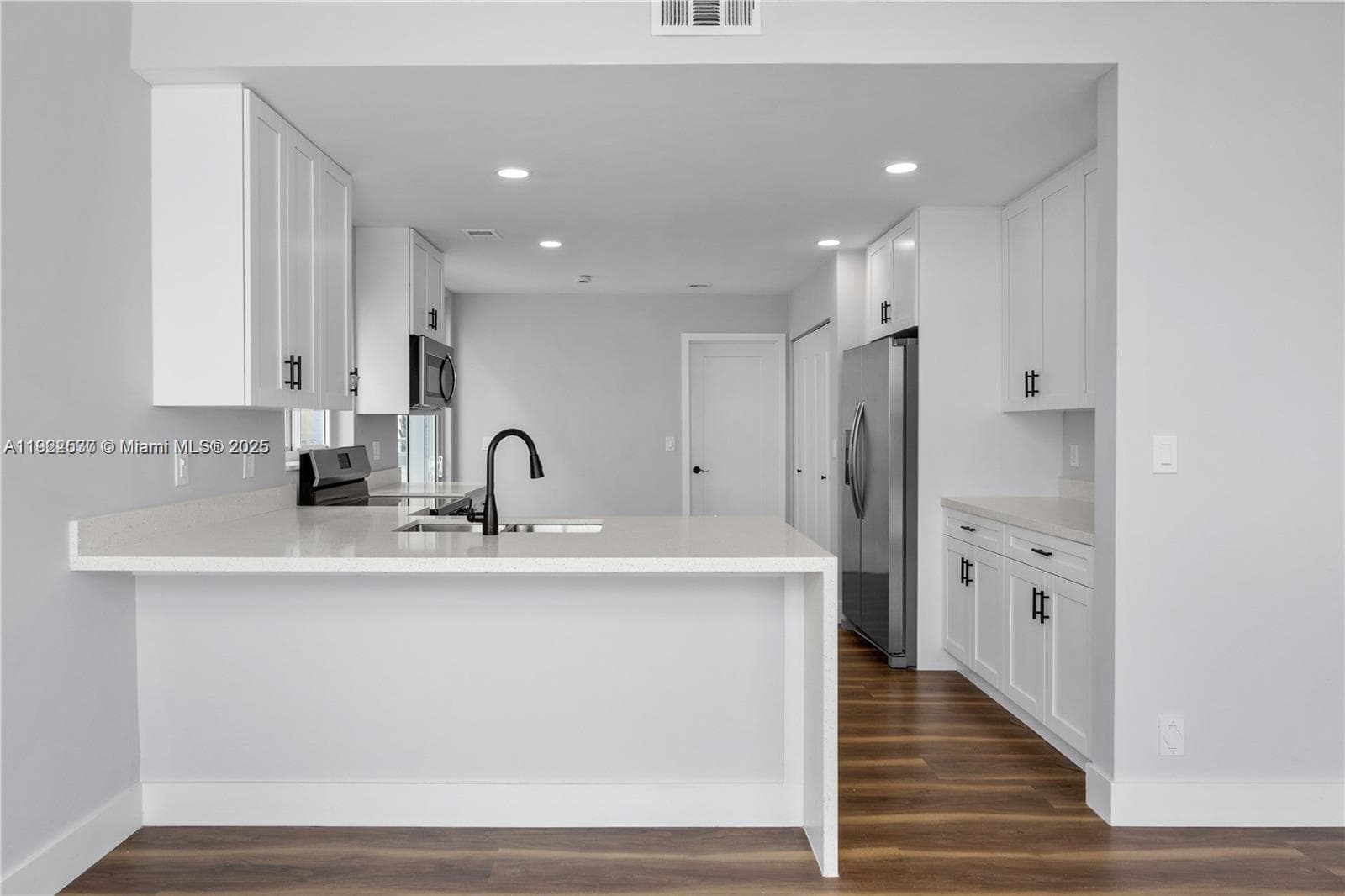 3835 Lombardy St photo 8