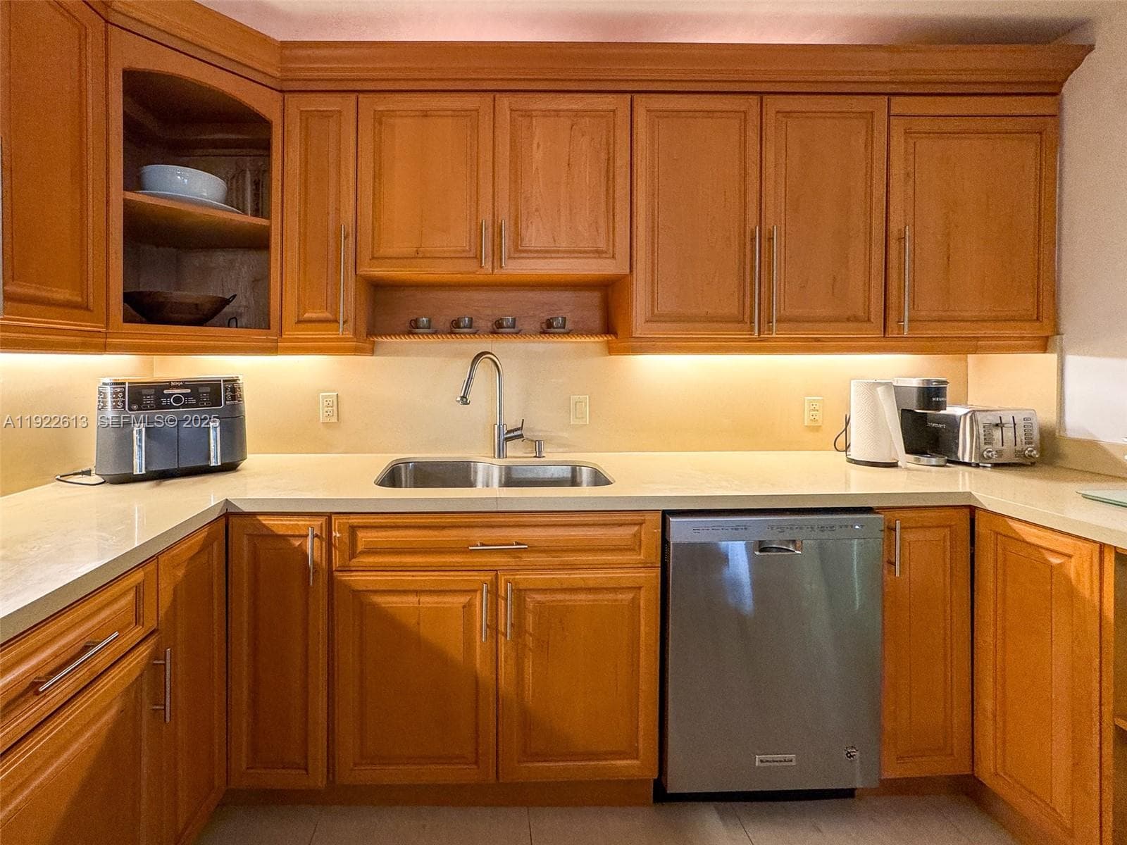 Ocean Waves Condominium · #809 in Surfside - Photo 12
