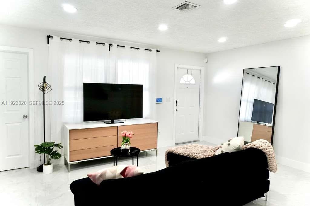 1213 NW 6th Ave #0 photo 5