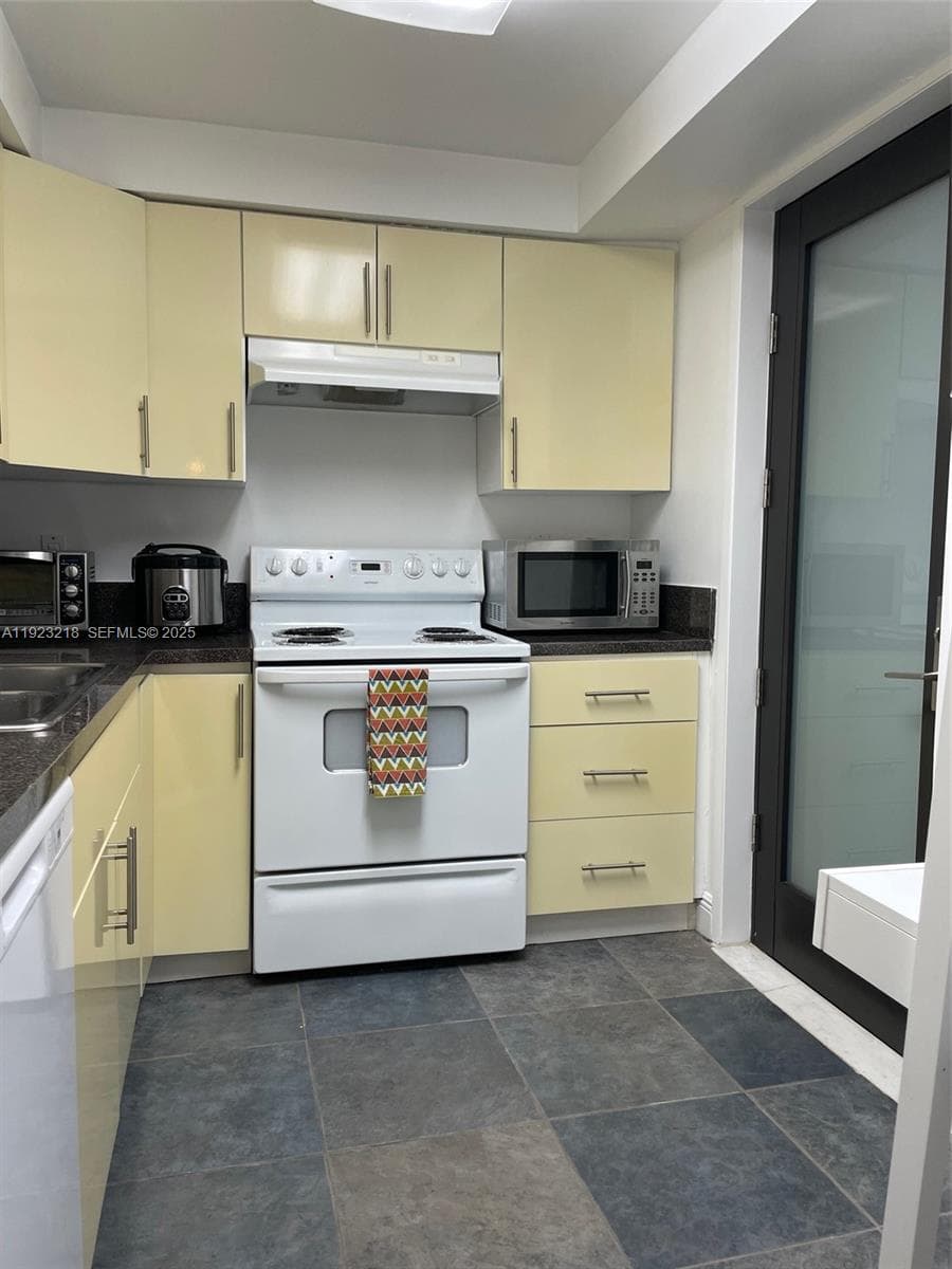 YACHT CLUB CONDO (THE) · #407 in Hallandale Beach - Photo 11