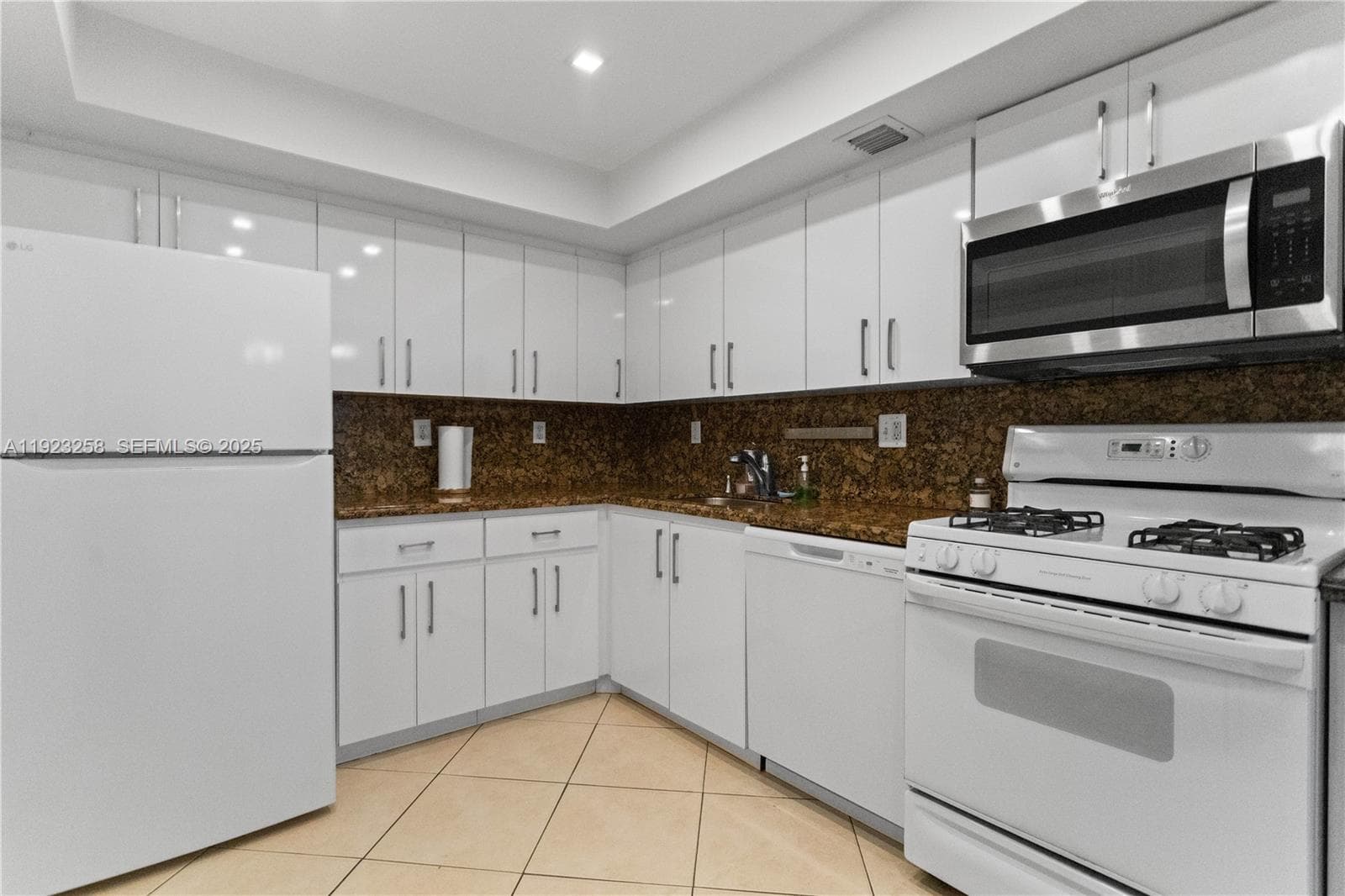 PARKER PLAZA CONDO ESTATE · #1710 in Hallandale Beach - Photo 3