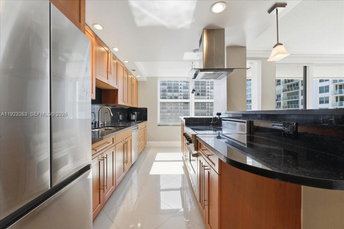 Plaza East Condo · #10L in Fort Lauderdale - Photo 8