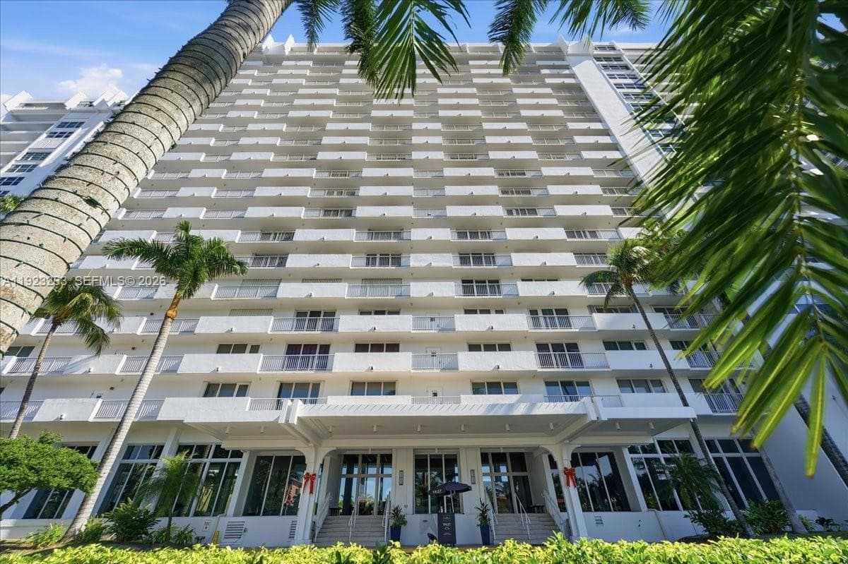 Plaza East Condo · #10L in Fort Lauderdale - Photo 25