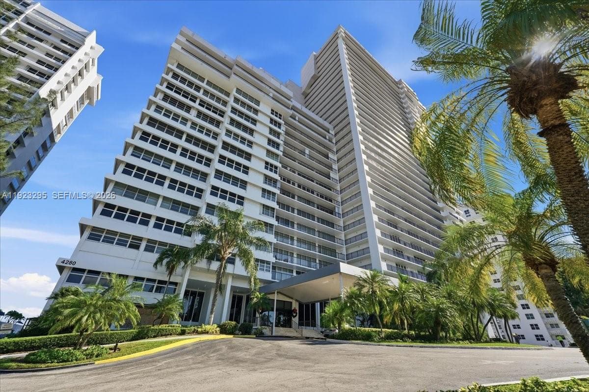 Plaza South Condo · #12H in Fort Lauderdale - Photo 2
