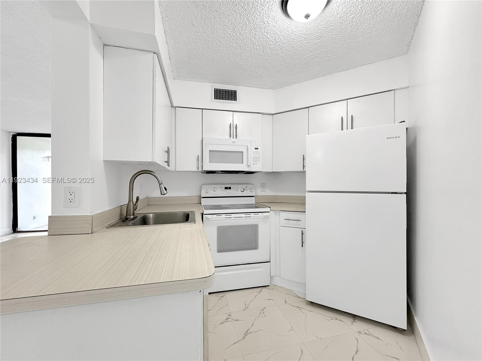 LAKE POINTE CONDOMINIUM N · #111 in Oakland Park - Photo 4