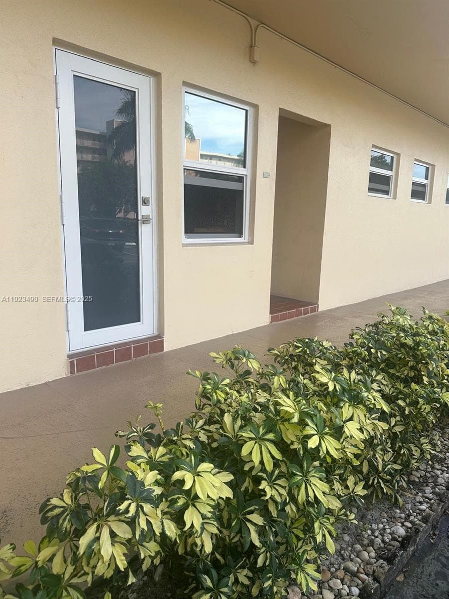 IRVINGTON GARDENS CONDO · #305 in Hallandale Beach - Photo 1