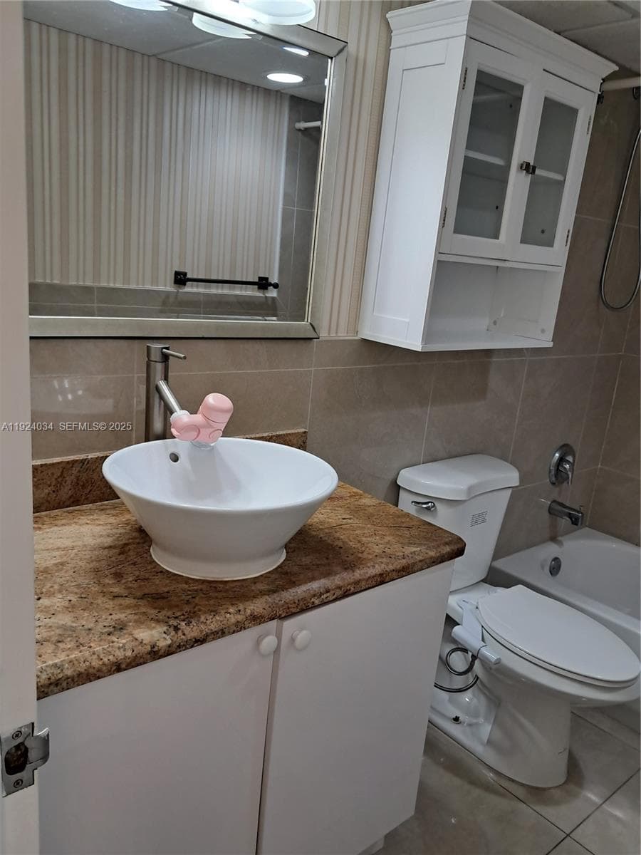 YACHT CLUB CONDO (THE) · #111 in Hallandale Beach - Photo 12