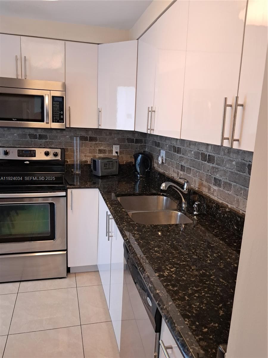 YACHT CLUB CONDO (THE) · #111 in Hallandale Beach - Photo 20