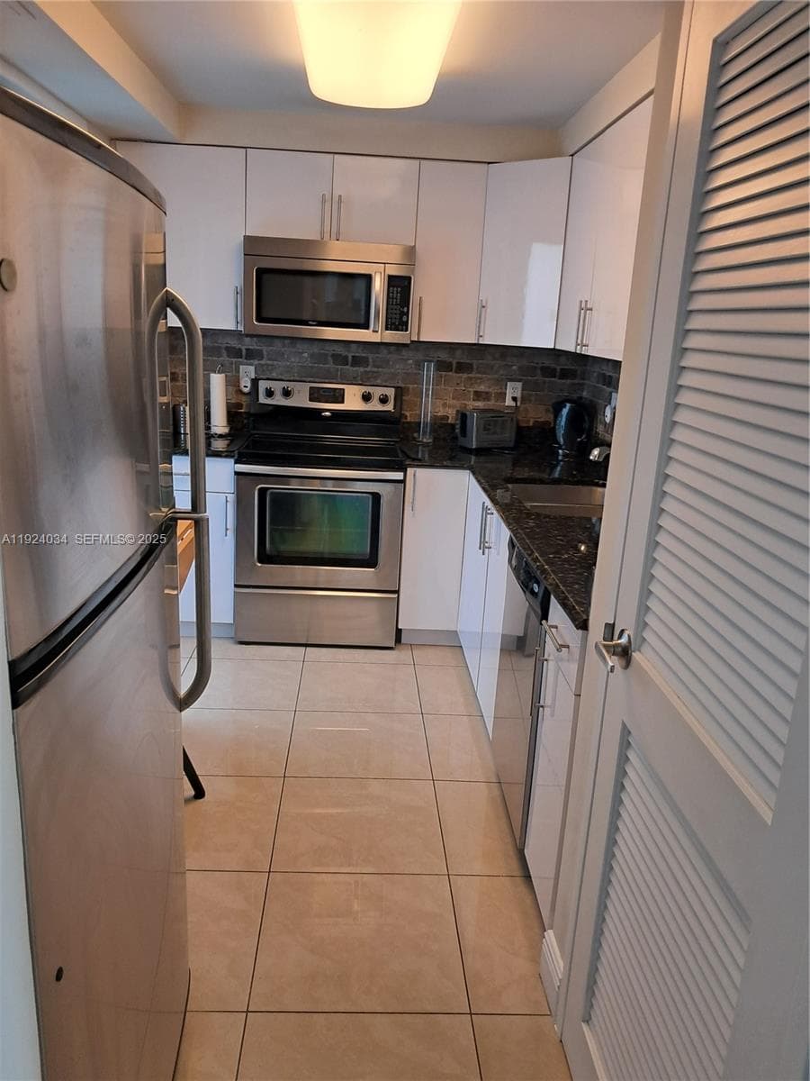 YACHT CLUB CONDO (THE) · #111 in Hallandale Beach - Photo 19