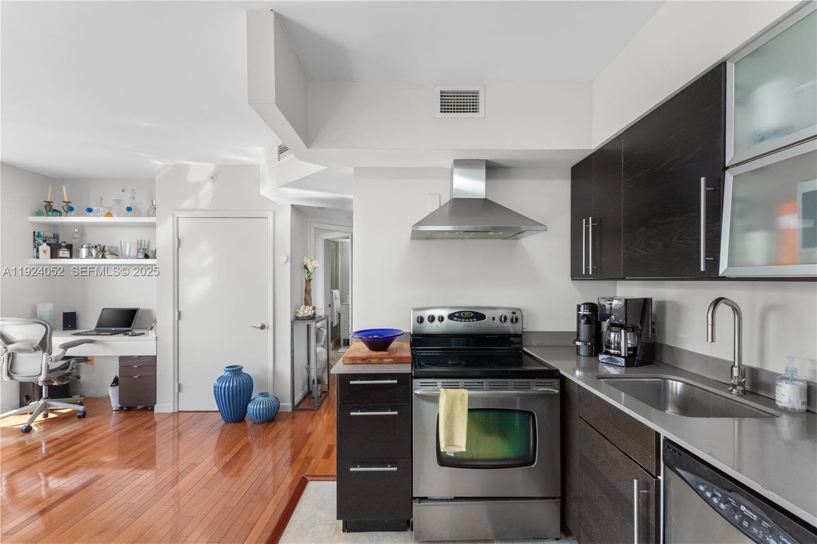 THE WAVERLY AT SOUTH BEAC · #1712 in Miami Beach - Photo 4