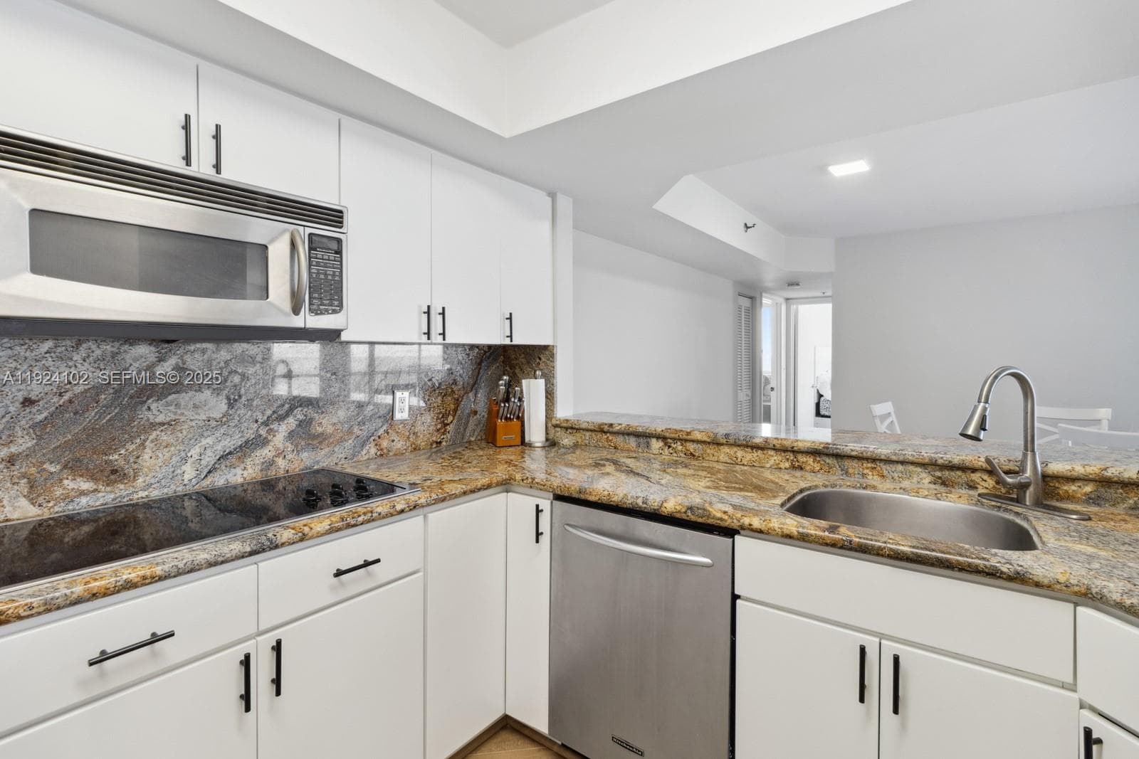 THE STERLING CONDO · #909 in Miami Beach - Photo 8
