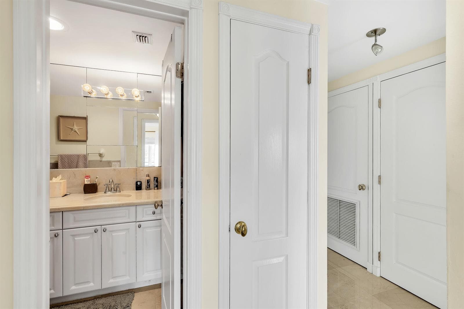 17 Primary Bathroom (01)
