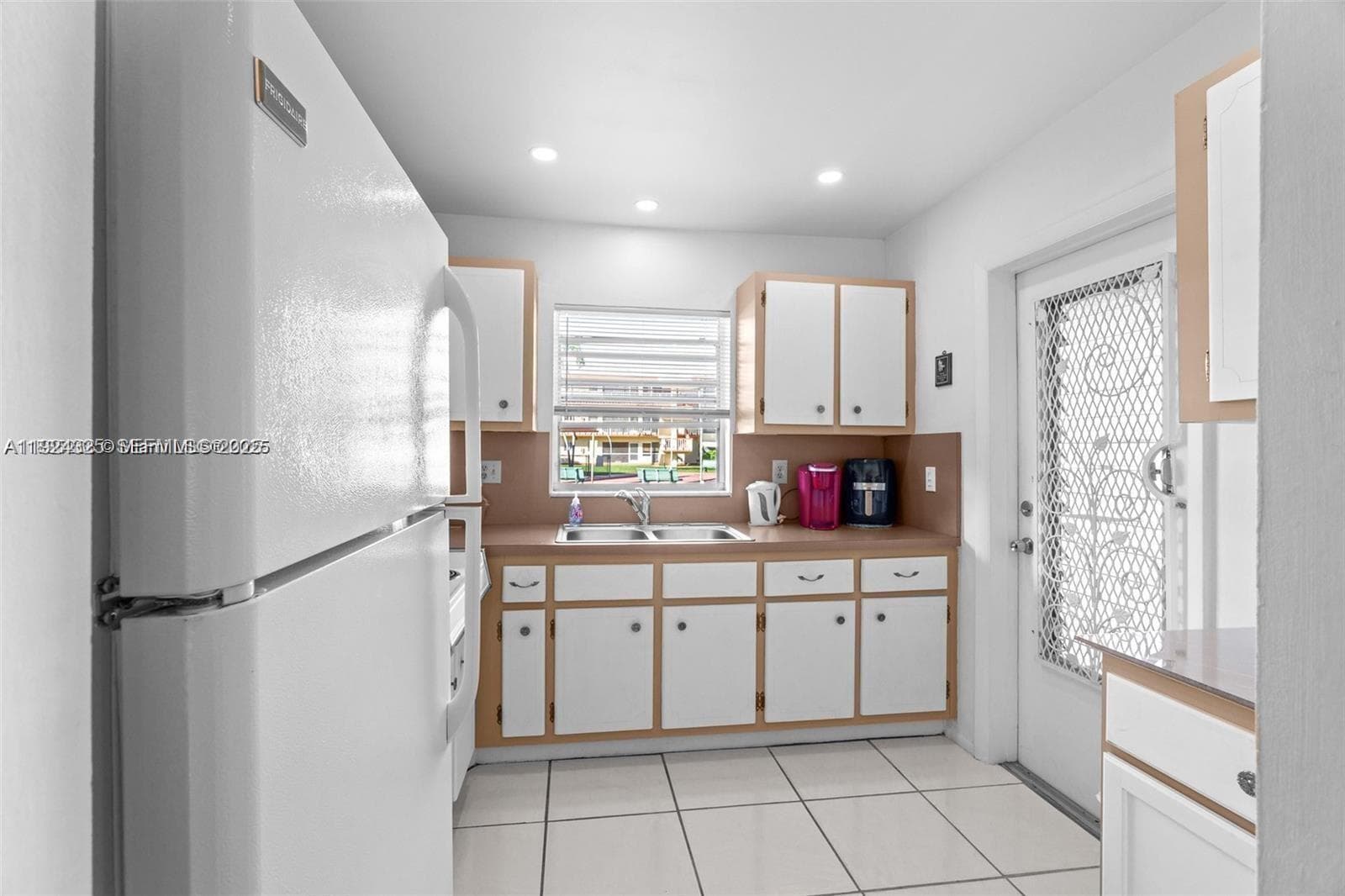 BEVERLY HILLS CONDO · #J115 in Hollywood - Photo 13