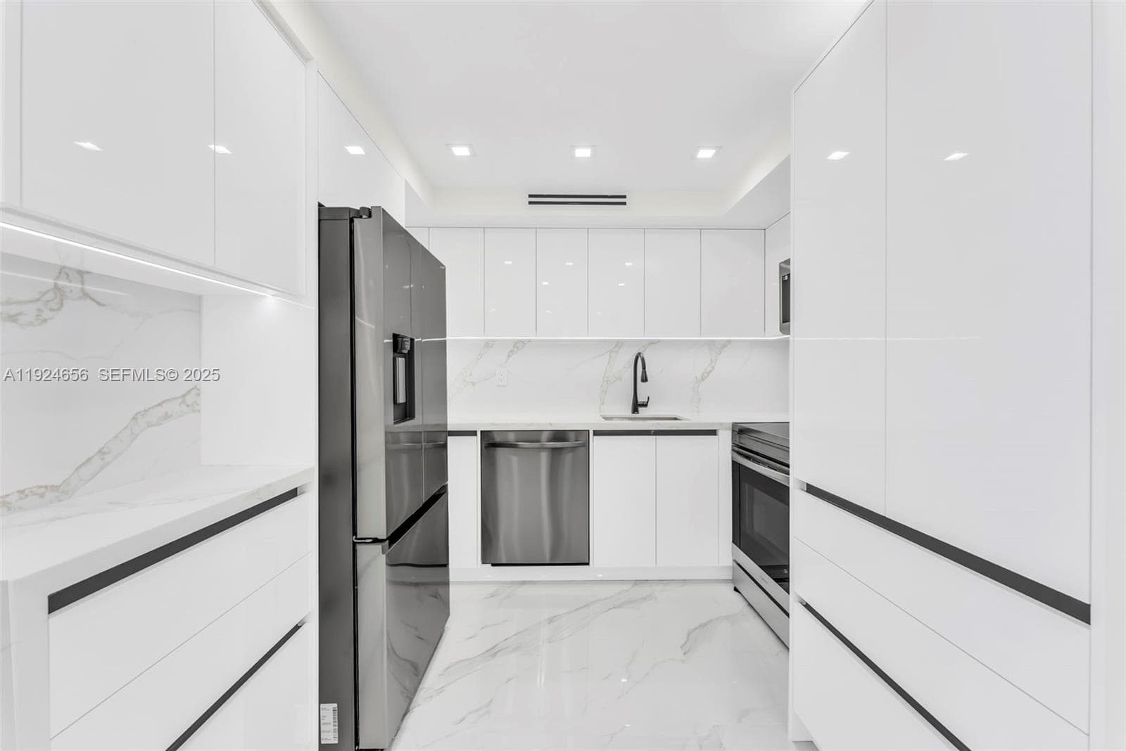 WINSTON TOWERS 200 CONDO · #1414 in Sunny Isles Beach - Photo 2