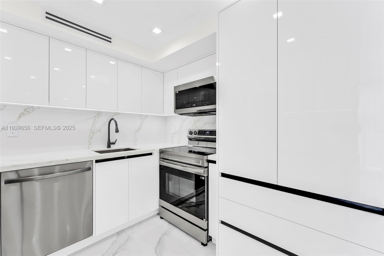 WINSTON TOWERS 200 CONDO · #1414 in Sunny Isles Beach - Photo 3