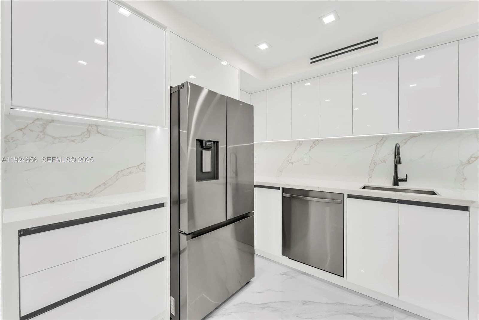 WINSTON TOWERS 200 CONDO · #1414 in Sunny Isles Beach - Photo 1