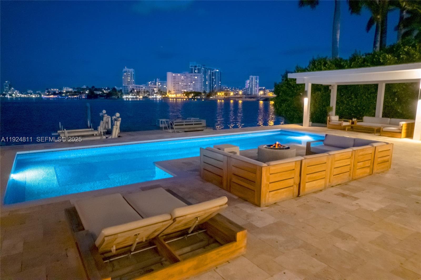 327 E Rivo Alto Dr photo 4